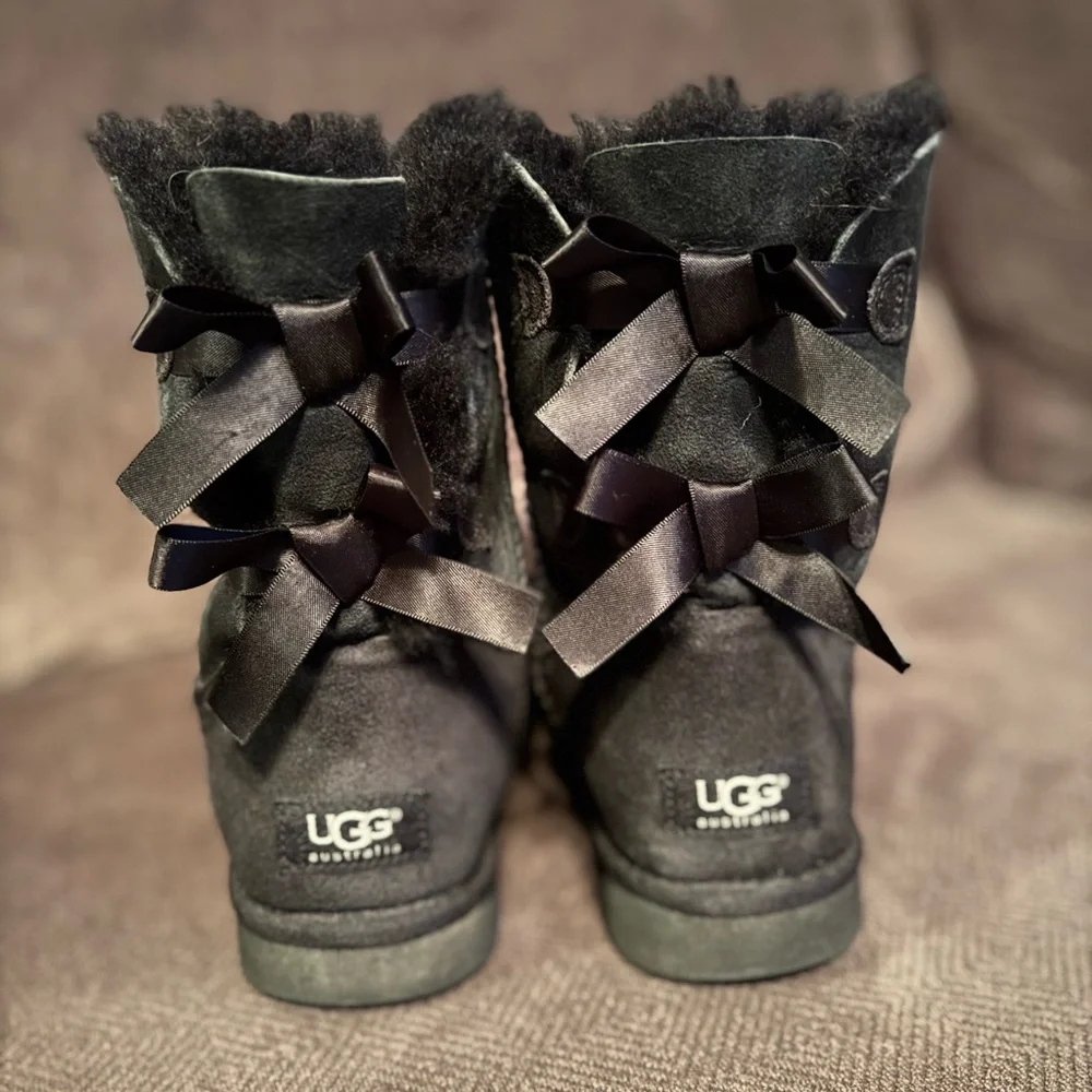 UGG Women's Bailey Bow Classic Sheepskin Boots size 8